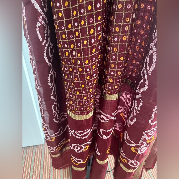 Burgundy red ❤️ & gold silk wrap/shawl beautiful Bandhani print gold Zari border - Picture 9 of 9